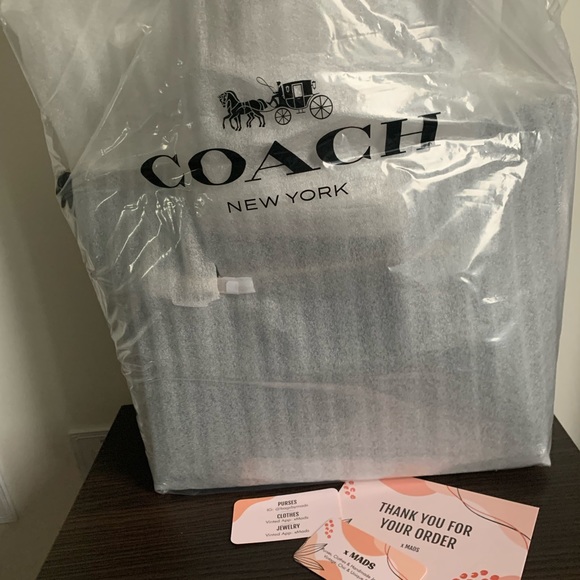 Authentic Coach GALLERY TOTE IN SIGNATURE LEATHER - Picture 2 of 2